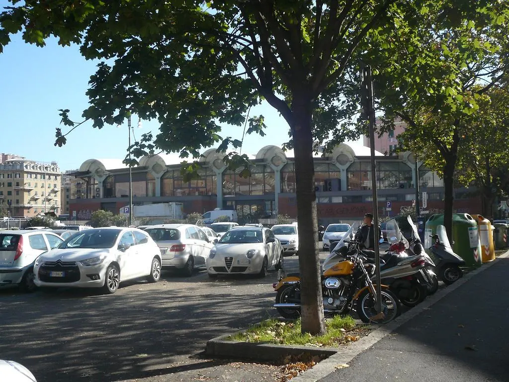 Centrale & Parking Genua 0*,